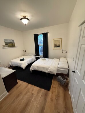 Iron/ironing board, WiFi, bed sheets - Beautiful 2-bedroom house with AC in delightful Denver. (Denver)