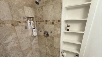 Dusche, Haartrockner, HandtĂŒcher, Seife
