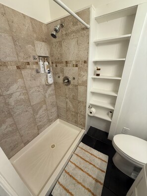 تجهيزات دش، مجففات شعر، مناشف، صابون