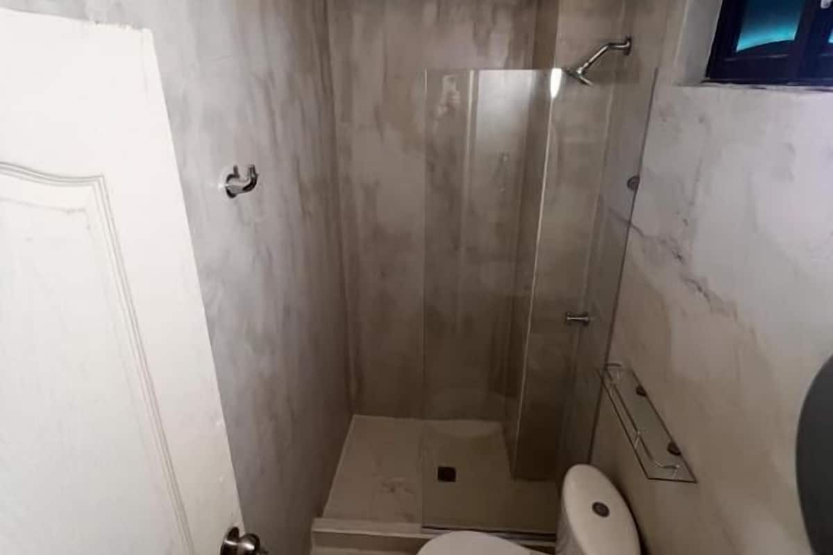 Chuveiro, secador de cabelo (mediante solicitação), toalhas de banho