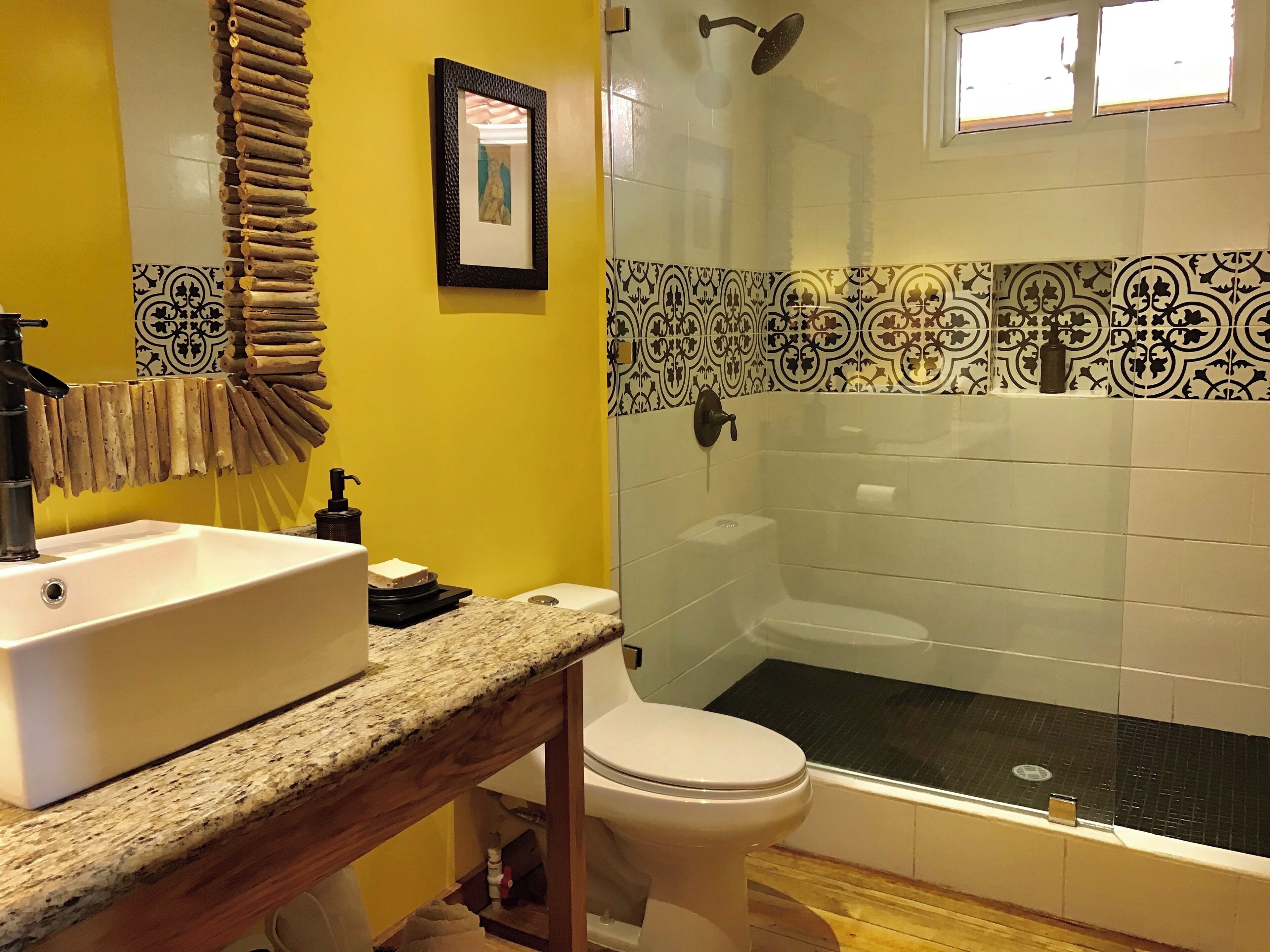 Douche, sèche-cheveux, serviettes fournies