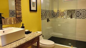 Douche, sĂšche-cheveux, serviettes fournies