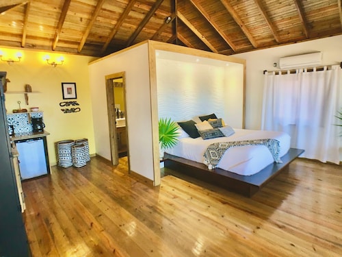 Authentic Beach Bungalow in Paradise!