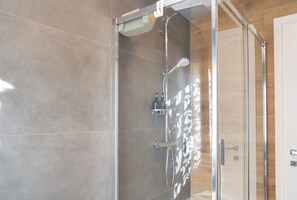 Een douche, gratis toiletartikelen, een haardroger, een bidet