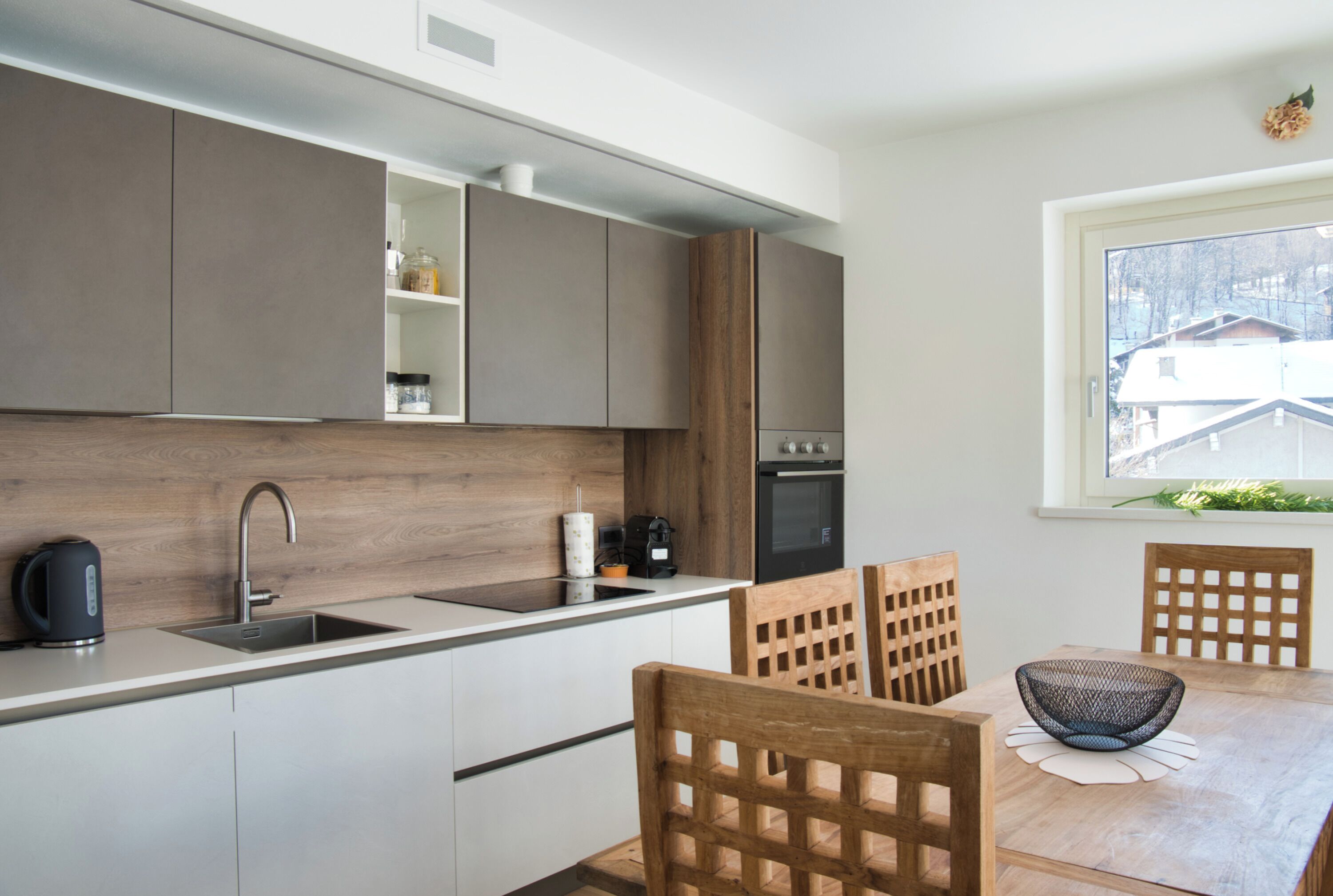 Jääkaappi, mikroaaltouuni, uuni, liesi