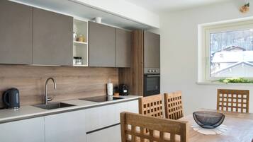 Jääkaappi, mikroaaltouuni, uuni, liesi