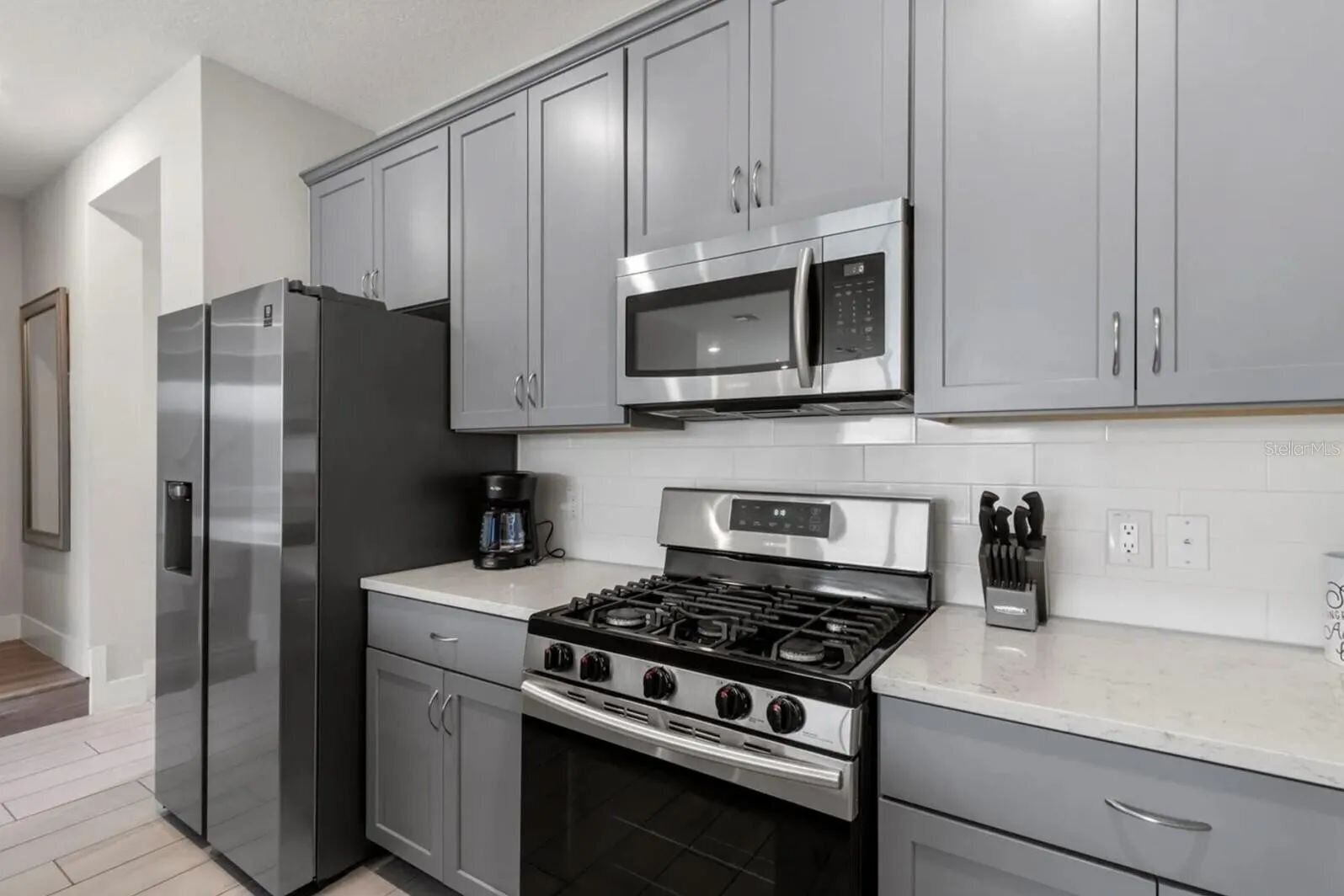 Kylskåp, mikrovågsugn, ugn och spishäll