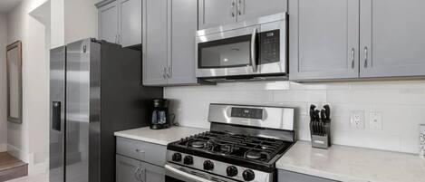 Kylskåp, mikrovågsugn, ugn och spishäll