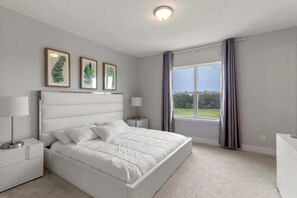 3 habitaciones, tabla de planchar con plancha y cuna de viaje 