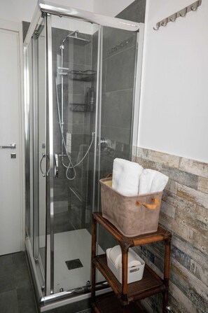 Shower, hair dryer, bidet, towels - Wonderful apartment within walking distance of Basilica of San Giovanni and Colosseum (Roma)