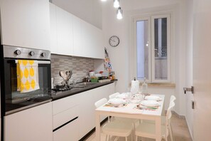 Fridge, microwave, oven, stovetop - Wonderful apartment within walking distance of Basilica of San Giovanni and Colosseum (Roma)