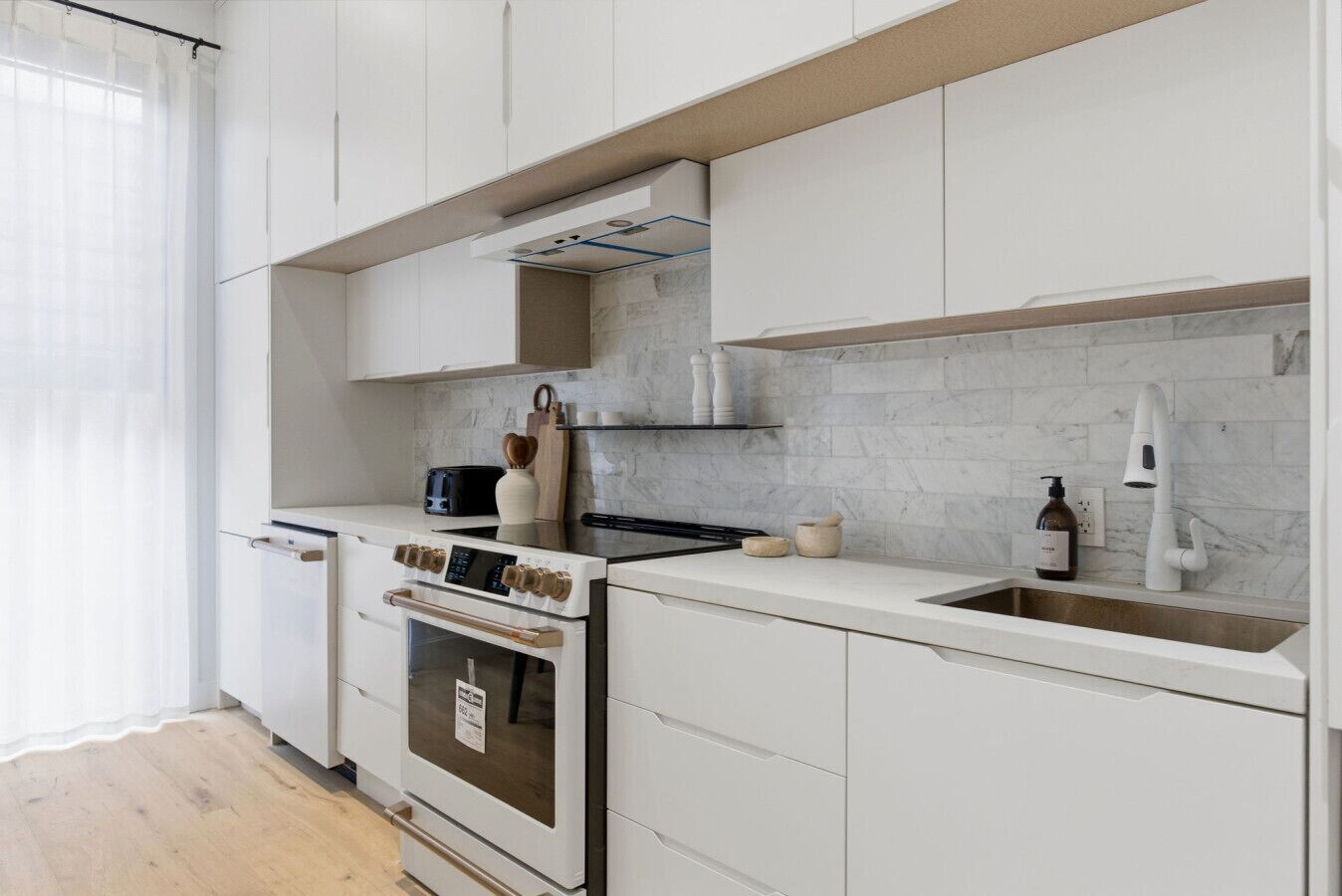 Jääkaappi, uuni, liesi, astianpesukone