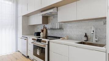 Jääkaappi, uuni, liesi, astianpesukone