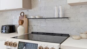 Coffee/tea maker, fridge, oven, stovetop