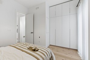 1 slaapkamer, een strijkplank/strijkijzer, gratis wifi, beddengoed