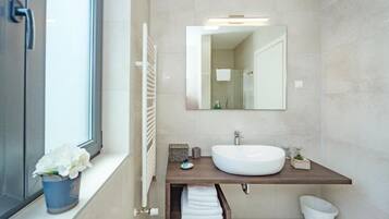 SĂšche-cheveux, serviettes fournies, savon, papier toilette