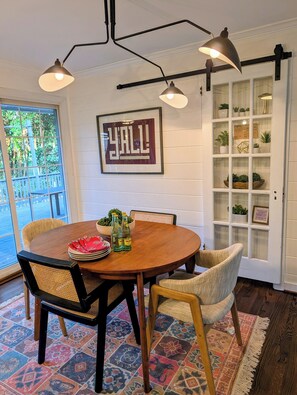 Dining - Selwyn Park Playground - 3BR/2BA w large back yard - Kid, Pet, & Adult Friendly (Charlotte)