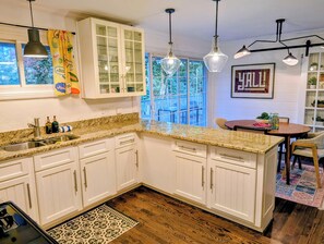 Private kitchen - Selwyn Park Playground - 3BR/2BA w large back yard - Kid, Pet, & Adult Friendly (Charlotte)