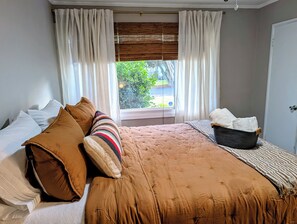 3 habitaciones, tabla de planchar con plancha, wifi y ropa de cama 