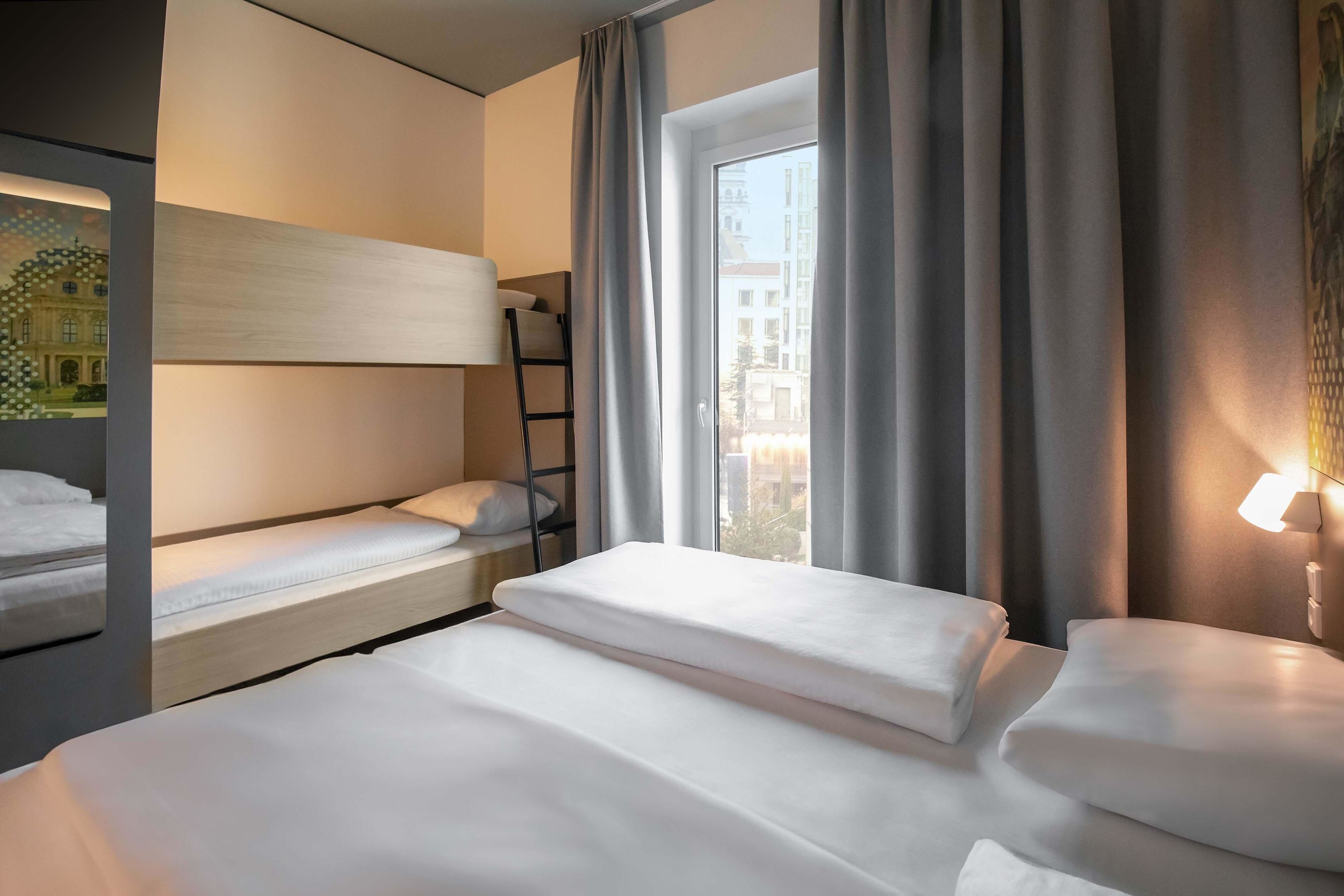 Quarto família | Escrivaninha, Wi-Fi de cortesia