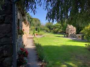 Property grounds - Guesthouse 'Chambre Ailleurs' with Shared Terrace, Garden and Wi-Fi (Lannion)