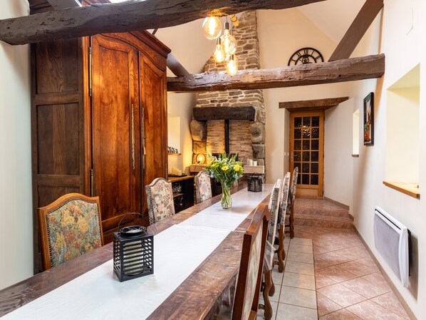 Dining - Guesthouse 'Chambre Ailleurs' with Shared Terrace, Garden and Wi-Fi (Lannion)