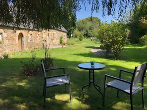 Outdoor dining - Guesthouse 'Chambre Ailleurs' with Shared Terrace, Garden and Wi-Fi (Lannion)