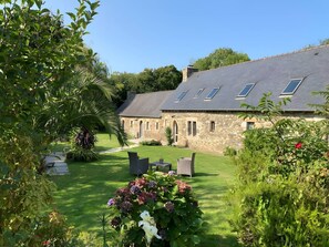 Outdoor dining - Guesthouse 'Chambre Marine' with Shared Terrace, Garden and Wi-Fi (Lannion)