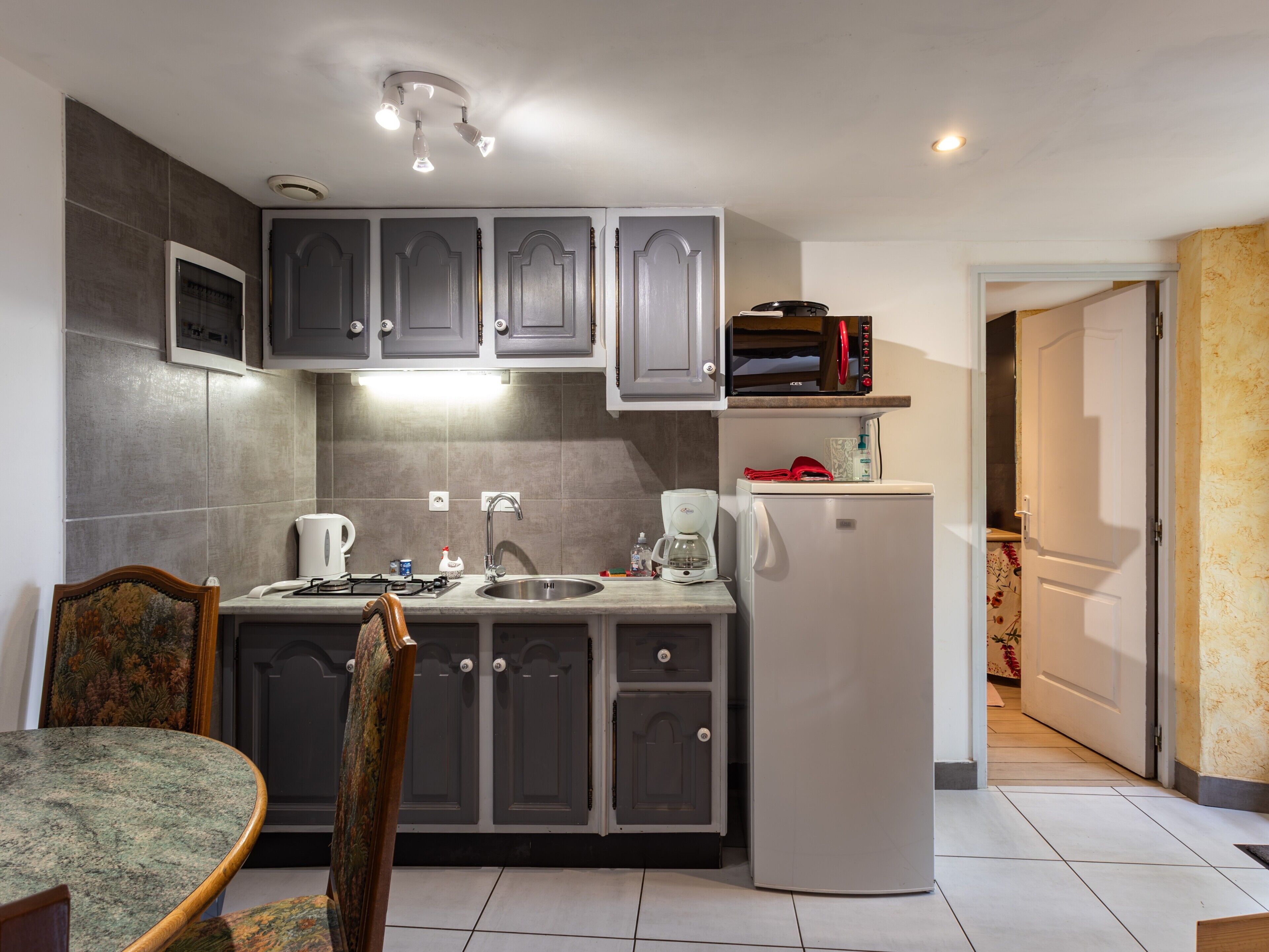 Refrigerador, tetera/pava eléctrica, silla alta para bebés