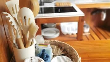 Een microgolfoven, een kookplaat