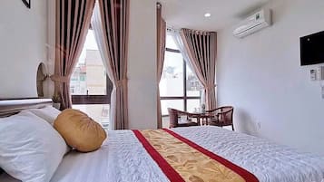 Chambre panoramique double | Bureau, fer et planche à repasser, accès au Wi-Fi (inclus)