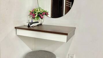 Escritorio, tabla de planchar con plancha y wifi gratis