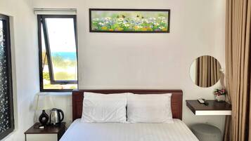 Escritorio, tabla de planchar con plancha y wifi gratis