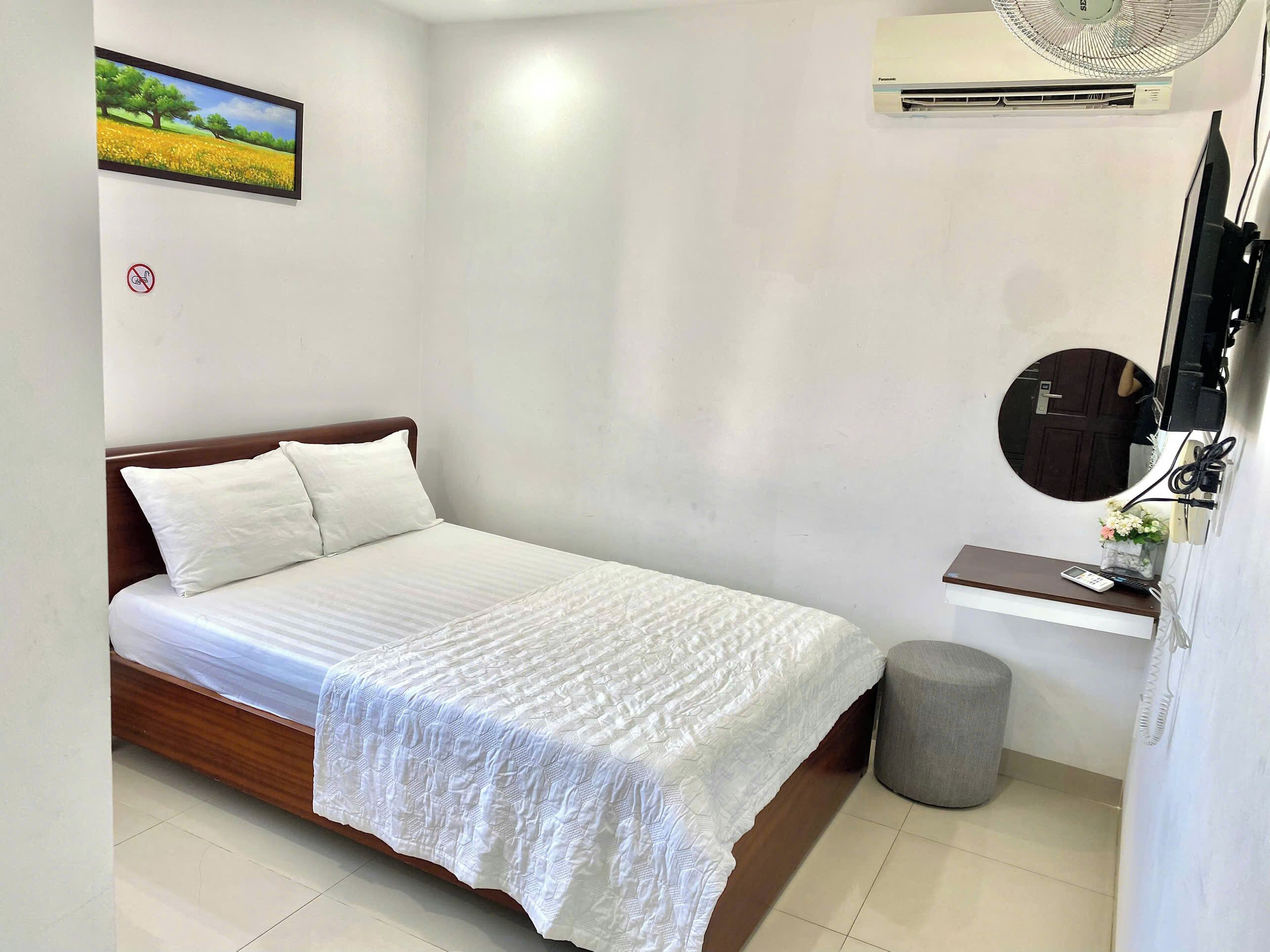 Habitación doble estándar, vista a la ciudad | Escritorio, tabla de planchar con plancha y wifi gratis 