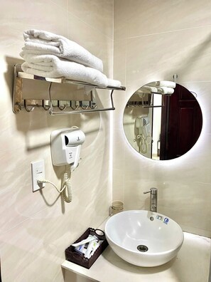 Standard Double Room | Bathroom - Trung Hieu Hotel (Vung Tau)