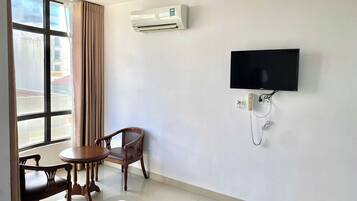 Escritorio, tabla de planchar con plancha y wifi gratis