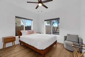 Desk, free WiFi, bed sheets - Zenergy at Sunshine Mile (Tucson)