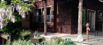 Inviting Cottage Rental with Private Deck near Bellingham, Washington