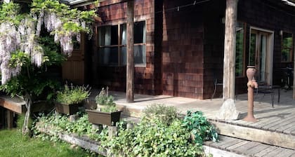 Inviting Cottage Rental with Private Deck near Bellingham, Washington