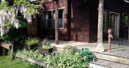Inviting Cottage Rental with Private Deck near Bellingham, Washington