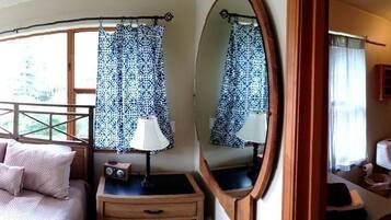 1 bedroom, desk, WiFi, bed sheets