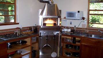 Coffee/tea maker, fridge, microwave, oven