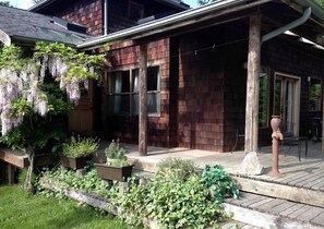 Exterior - Inviting Cottage Rental with Private Deck near Bellingham, Washington (Lummi Island)