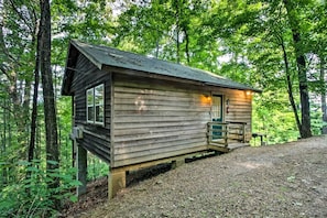 Exterior - Tree Cabin with a Private Hot Tub near Nantahala National Forest in North Carolina (Bryson City)