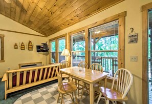 Dining - Tree Cabin with a Private Hot Tub near Nantahala National Forest in North Carolina (Bryson City)