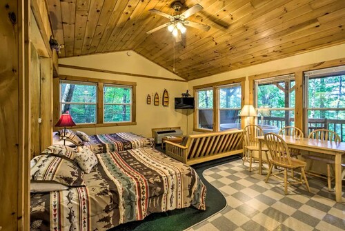 Tree Cabin with a Private Hot Tub near Nantahala National Forest in North Carolina