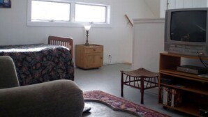 Room - All Season Pet-Friendly Cabin Rental with Full Kitchen in the Northeast Kingdom of Vermont (Craftsbury Common)