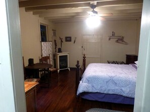 1 habitación, escritorio y ropa de cama 