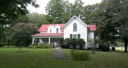 Cozy Cottage on a Working Farm near Fayetteville, Tennessee