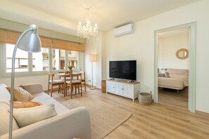 Living area - Apartment 'Calma De Mar' with Wi-Fi and Air Conditioning (Palamós)